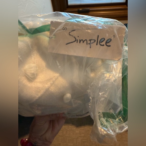 NWT WHITE PUFF SWEATER-XS/S - Picture 14 of 15